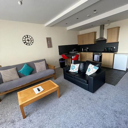 2 Large Bedroom Apartment- Wifi & Parking Fleetwood Eksteriør bilde