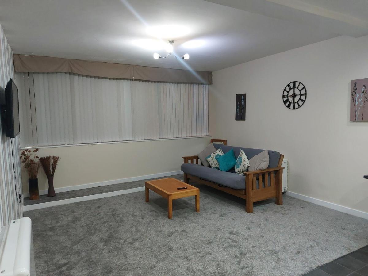 2 Large Bedroom Apartment- Wifi & Parking Fleetwood Eksteriør bilde